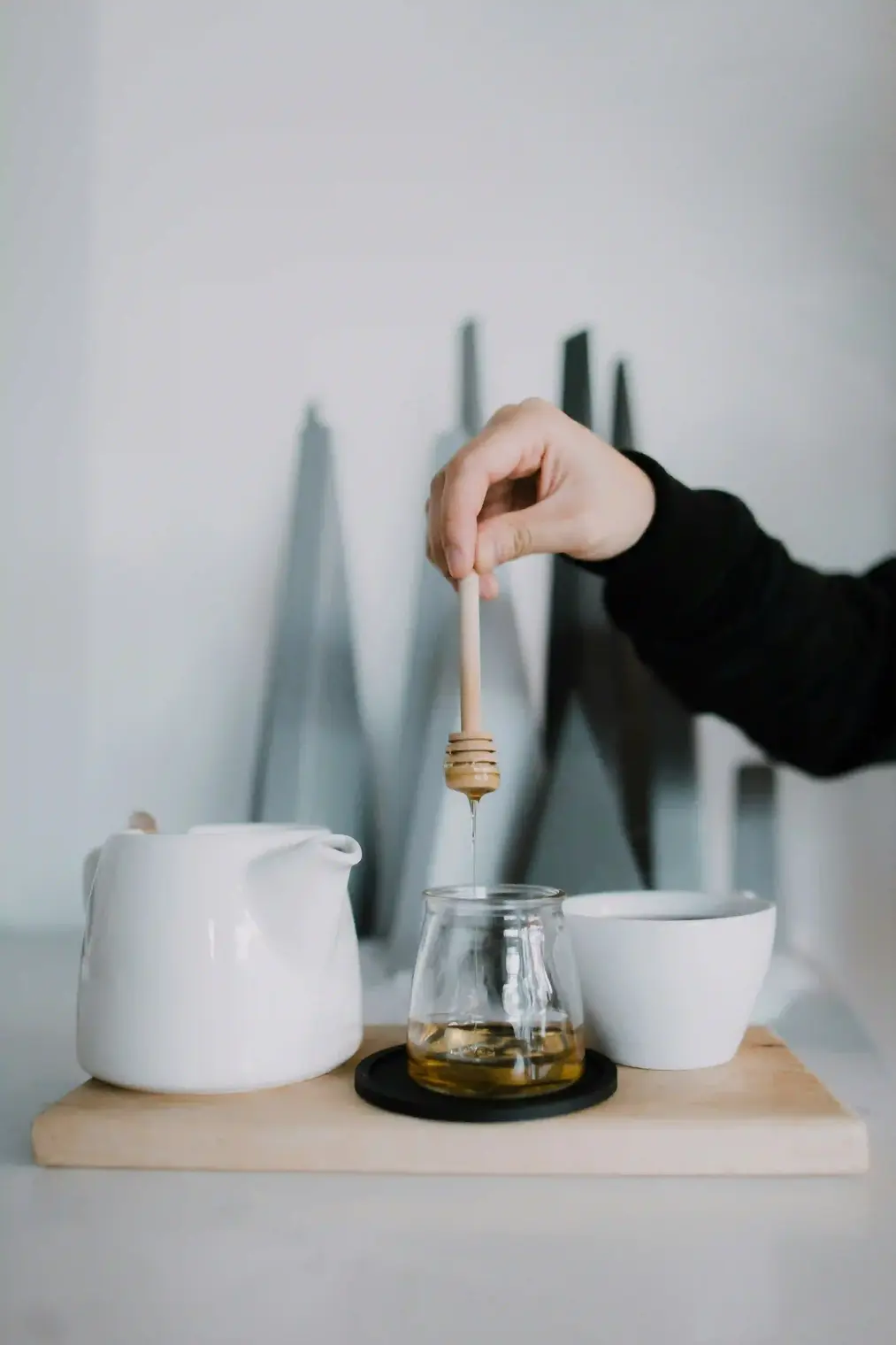 Würziger Honig-Chai mit Sternanis, ein aromatischer und gemütlicher Tee für besondere Genussmomente.